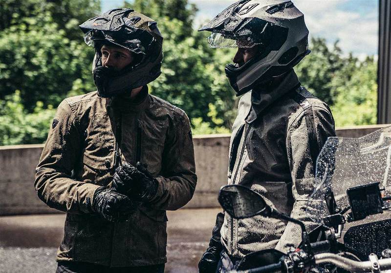 motociclistas com equipamentos de proteção