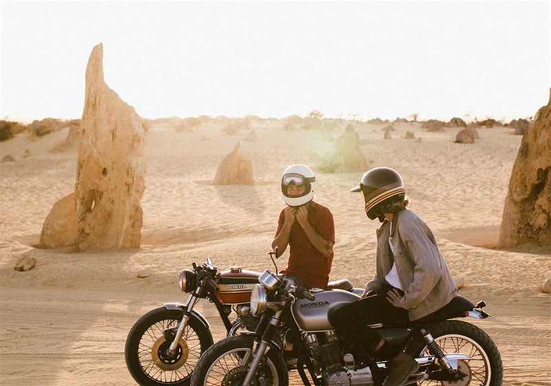 motociclistas no deserto