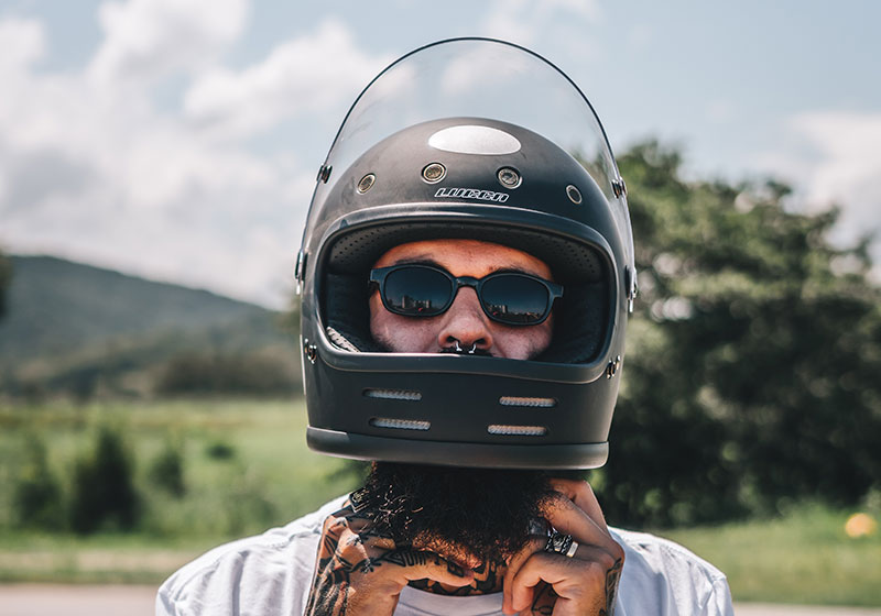 capacete com oculos