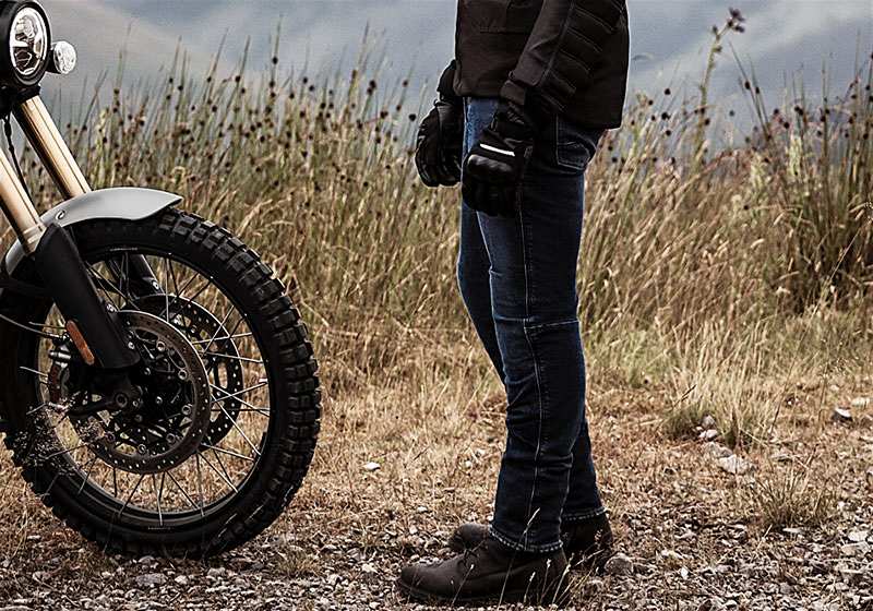 homem em frente a moto