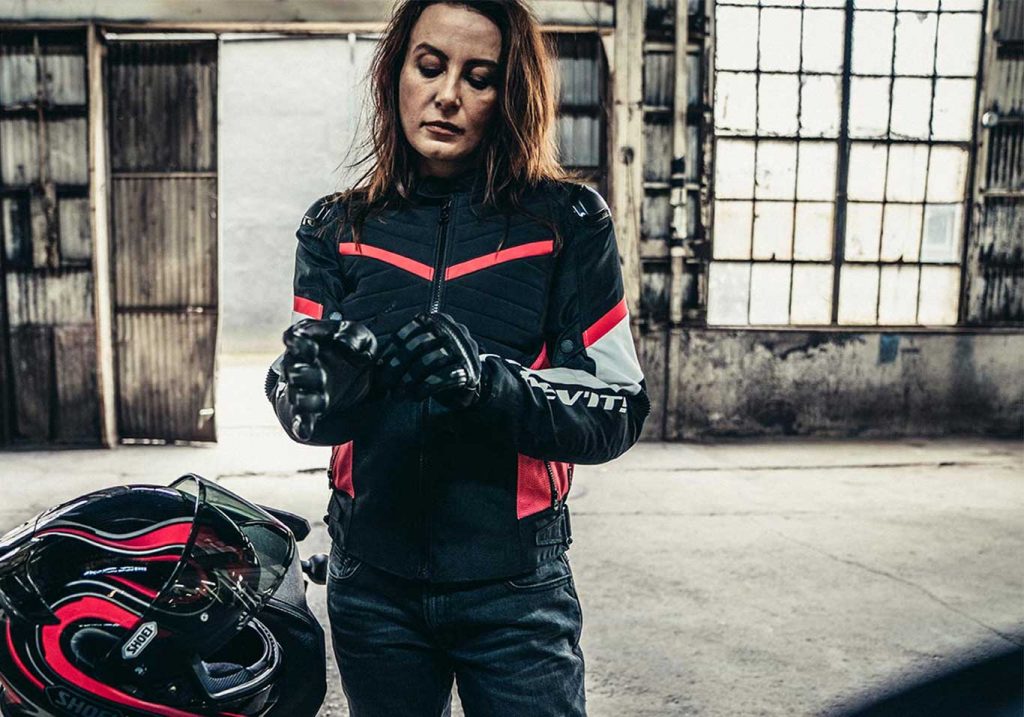 Imagem de uma mulher vestida com roupas para andar de moto