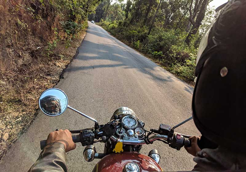 Homem andando de moto