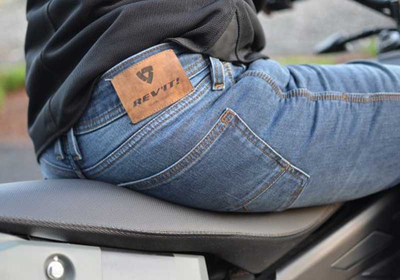 Imagem mostrando uma calça em uma pessoa sentada na moto.